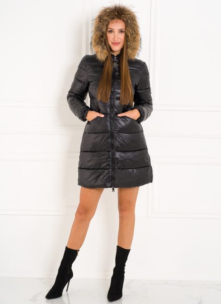 Dámská zimní bunda s kapucí a kožešinou černá -