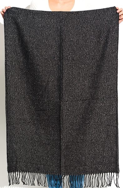 Dámská šála černá protkaná stříbrnou -