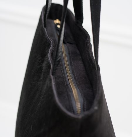 Dámska kožená kabelka veľká cez rameno so srsťou - čierna -
