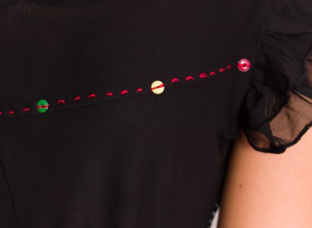 Dámske tričko čiernej s volánom na rukávoch -