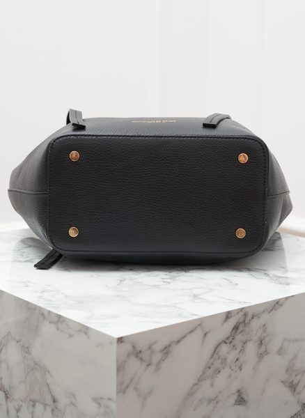 Kožená kabelka s červenou podšívkou černá -