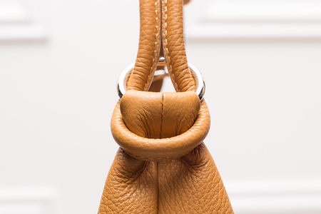 Kožená kabelka cez rameno s kruzky - camel -