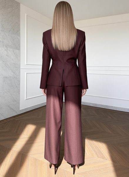 Costum damă burgundy cu cataramă aurie -