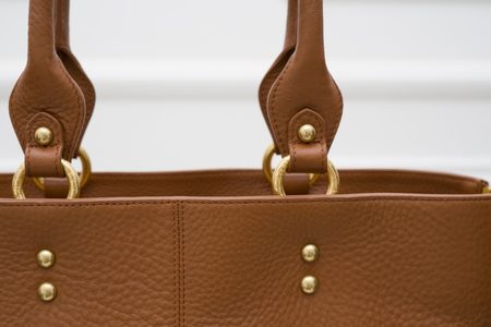 Guess Luxe kožená kabelka do ruky camel -
