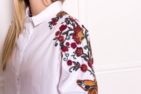 Dámská bílá košile s barevnými květy -