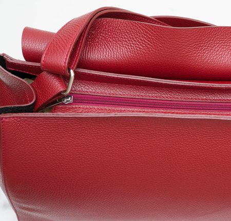 Dámská kožená kabelka přes rameno s klopou - tmavě červená -