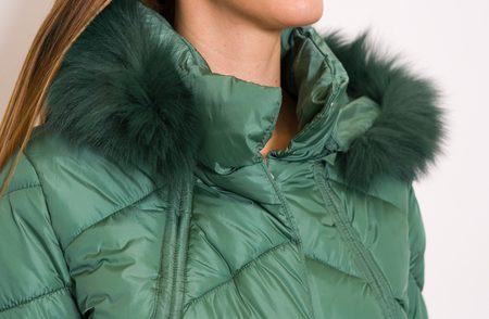 Dámska dlhšia zimná bunda so strieborným kovaním - zelená -