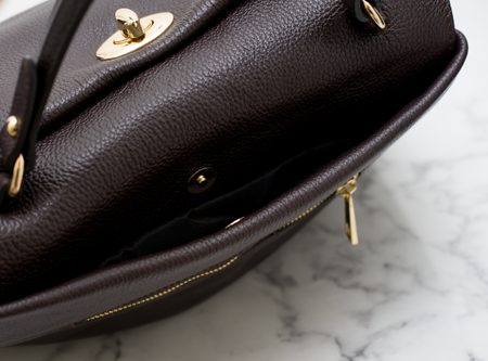 Dámska kožená kabelka s otočným zapínaním do ruky - tmavo hnedá