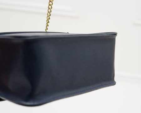 Dámska kožená crossbody kabelka razená - tmavo modrá -