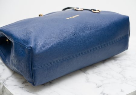 Dámska kožená kabelka s otočným zapínaním do ruky - modrá -