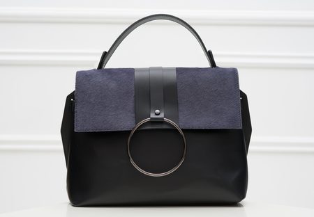 Dámská černá kožená kabelka s šedo-modrou srstí a kruhem -