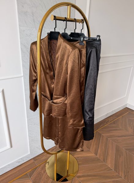Costum cu aspect creponat sacou și pantaloni maro -