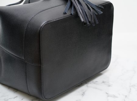 Dámska kožená kabelka do ruky vak s prackami - čierna