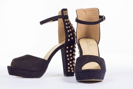 Dámké páskové lodičky černé s ostny