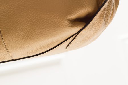 Dámská kožená kabelka přes rameno poutko s volánem - béžová -