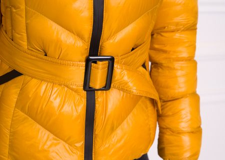 Dámská krátká zimní bunda s černým zipem a páskem - žlutá -