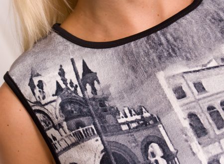 Dámské černé šaty s motivem města -