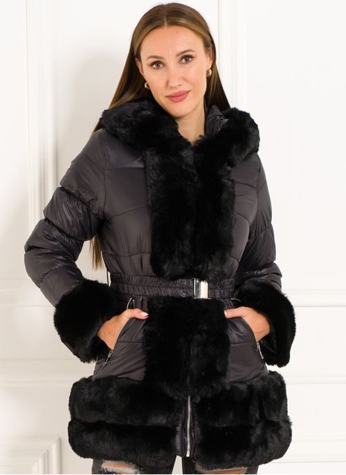 Dámská zimní bunda černá s páskem a kožešinou