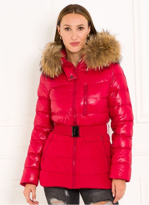 Dámská zimní bunda červená s páskem a pravým mývalovcem