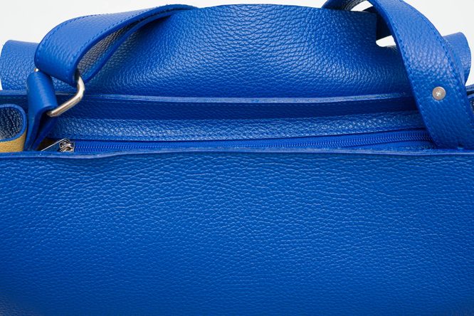 Dámská kožená kabelka přes rameno s klopou - královsky modrá