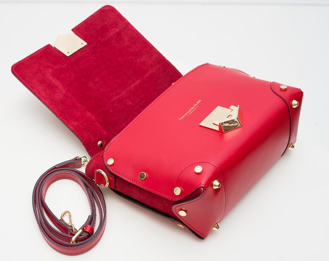 Dámská kožená kabelka do ruky s cvoky po straně - červená