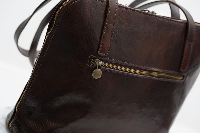 Dámská kožená kabelka s dlouhými poutky - tmavě hnědá