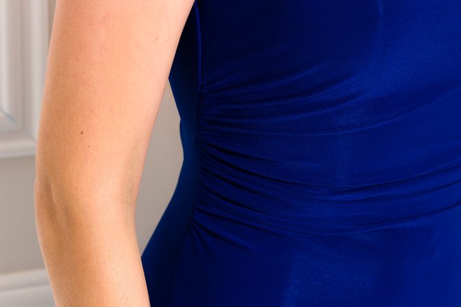 Společenské dlouhé šaty s náhrdelníkem - modrá