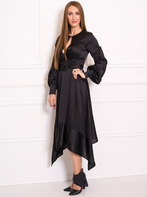 Dámske asymetrické saténové čierne šaty s opaskom