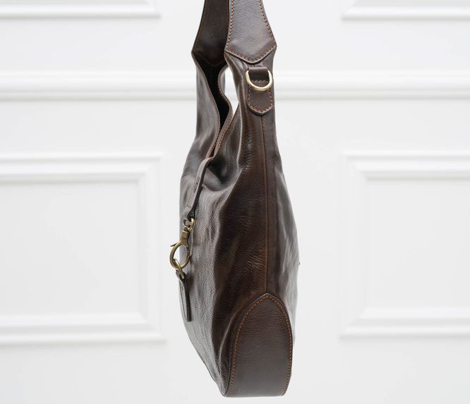 Dámska kožená kabelka cez rameno s prednou karabínou - tmavo hnedá