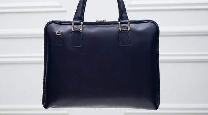 Elegantná kožená unisex kabelka tmavo modrá