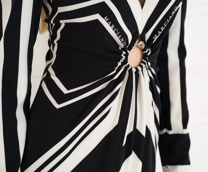 Dlouhé šaty Guess by Marciano černo - bílá