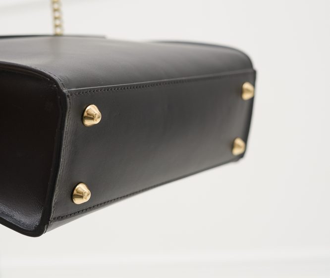 Dámská kožená crossbody kabelky s perličkami - černá