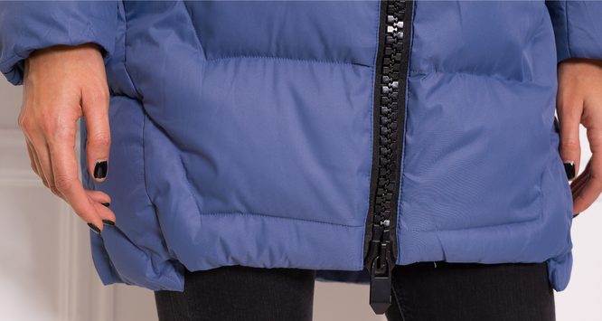 Dámska zimná oversize bunda s čiernym zipsom - modrá