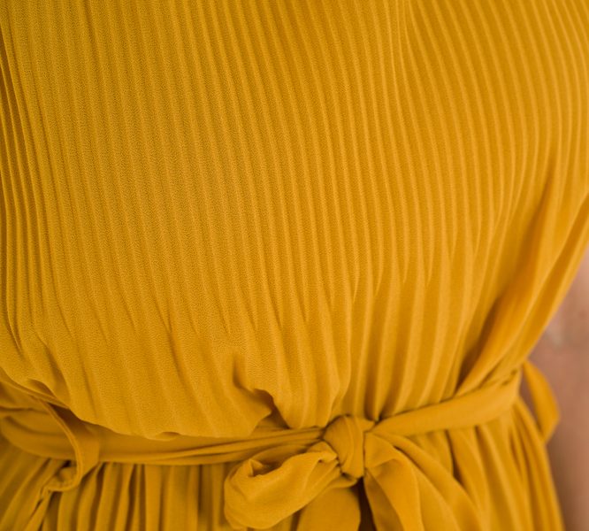 Šifonové letní šaty žluté plizované