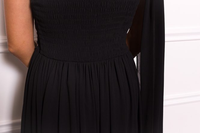 Společenské dlouhé šaty na jedno rameno s černým zdobením - černá