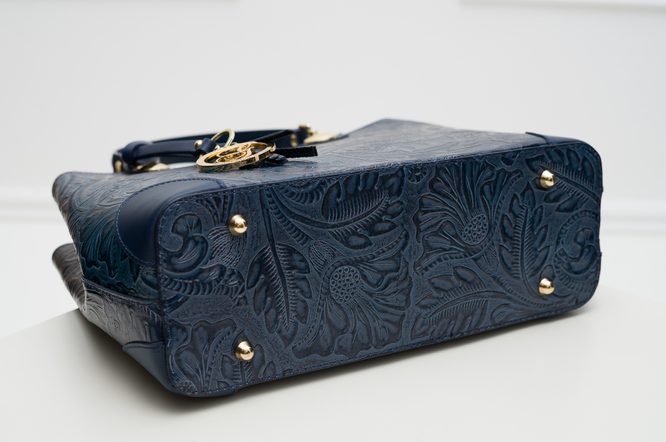 Dámská kožená kabelka ražená s květy - tmavě modrá