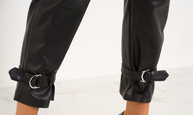 Dámské koženkové kalhoty s pásky černé