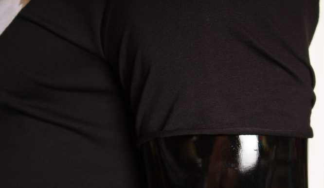 Pánske čierne tričko s všitým šálom 01