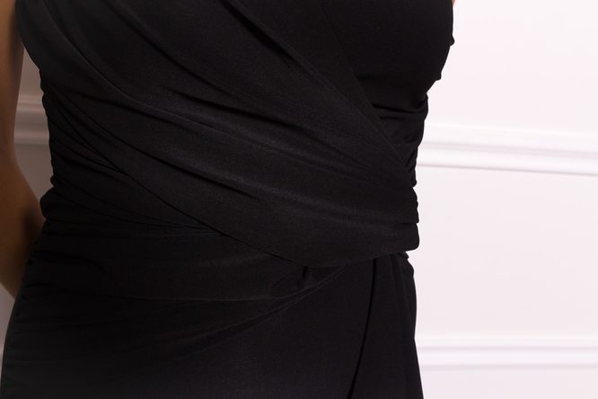 Spoločenské dlhé šaty na jedno rameno s naberaním na boku - čierna