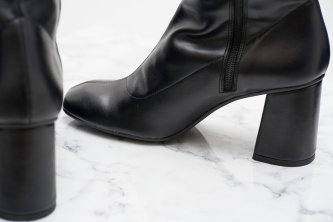 Dámske jednoduché členkové topánky - čierna