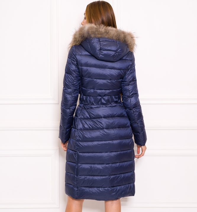 Dámska dlhá zimná bunda s opaskom a pravým mývalovcem - tmavo modrá