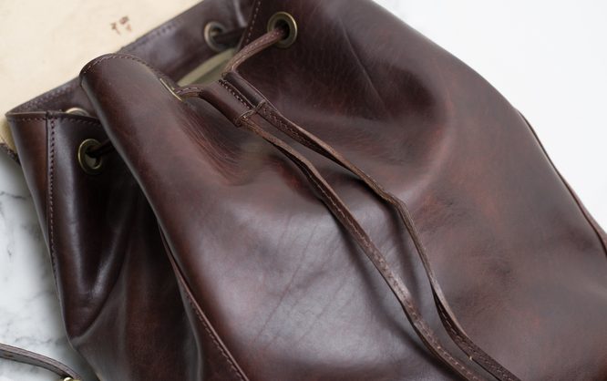 Dámský kožený batoh s klopou - tmavě hnědá