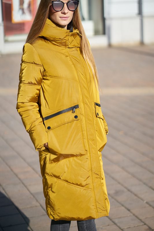 Dámská zimní bunda s kapsami hořčičná žlutá