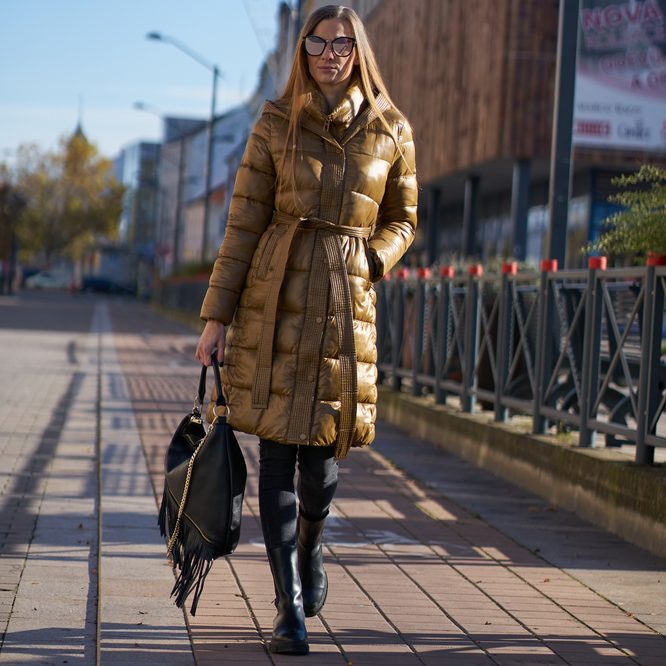 Dámská zimní bunda s vázáním camel