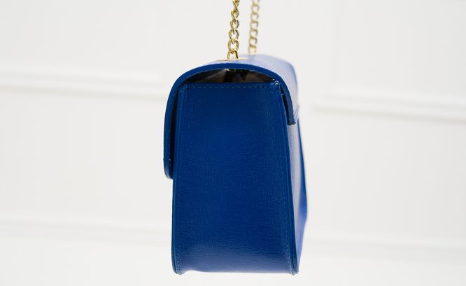 Dámska kožená crossbody kabelka razená - kráľovsky modrá