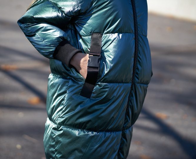 Dámská metalická zimní bunda s přeskami