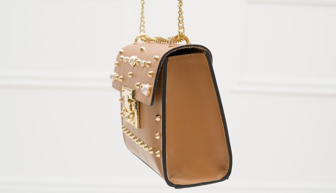 Dámska kožená crossbody kabelky s perličkami - COYOTE