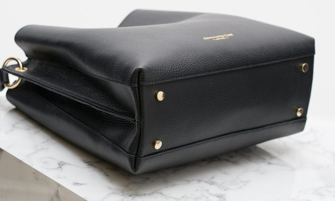 Dámská kožená kabelka se zlatými detaily - černá