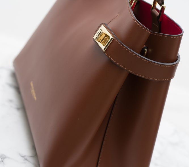Dámská exkluzivní kabelka se zlatými detaily - hnědá