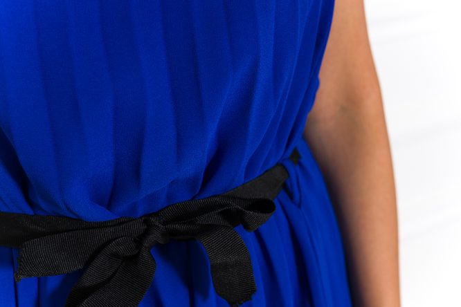 Plisované letné šaty zo šifónu kráľovsky modrej
